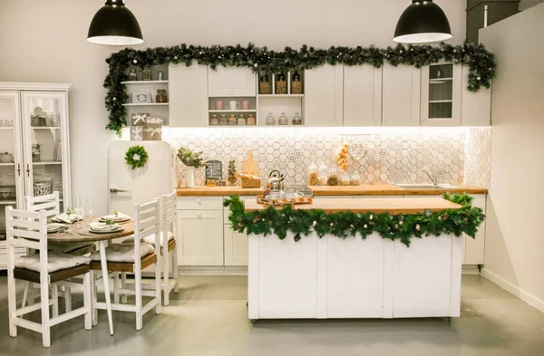 Interieur lichte keuken kerstdecor. Versierd nieuwjaar spar — Stockfoto