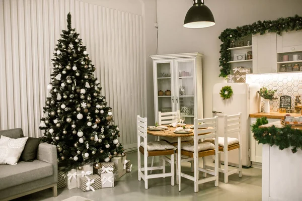 Интерьер светлой кухни рождественский декор. Награждённая новогодняя ель — стоковое фото