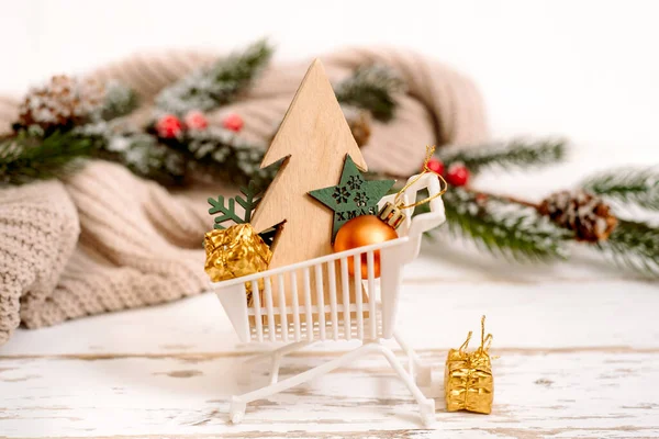 Рождественские подарочные коробки в корзине с декоративными снежинками вокруг, концепция рождественской распродажи. уютный вязаный свитер. — стоковое фото