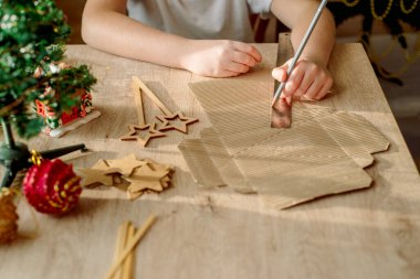 Çocuğun elinde Noel ağacı süsü var. Sıfır atık.