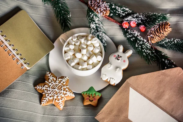 Christmas Cup of cocoa with marshmallows, delicious New Years cookies on w bed. Winter concept. Cozy sweet home. Nobody Indoor. — Stock Photo, Image