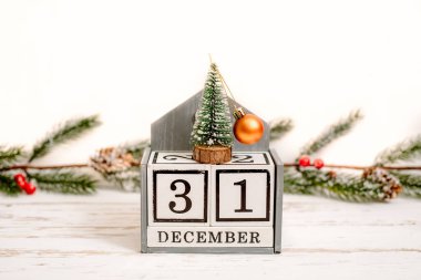 Beyaz arka planda ahşap takvim, 31 Aralık, Noel ve Yeni Yıl