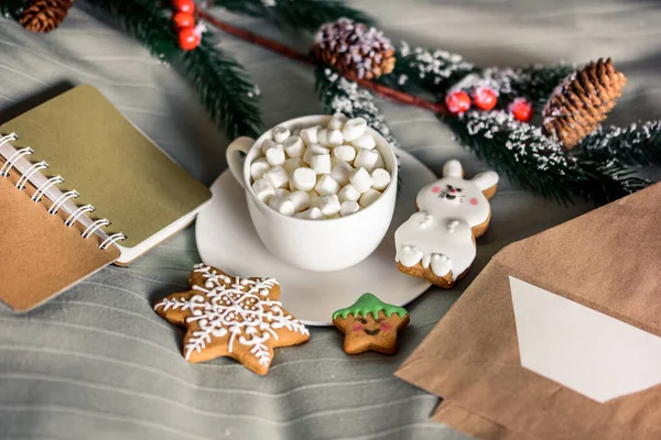 Christmas Cup of cocoa with marshmallows, delicious New Years cookies on w bed. Winter concept. Cozy sweet home. Nobody Indoor. — Stock Photo, Image