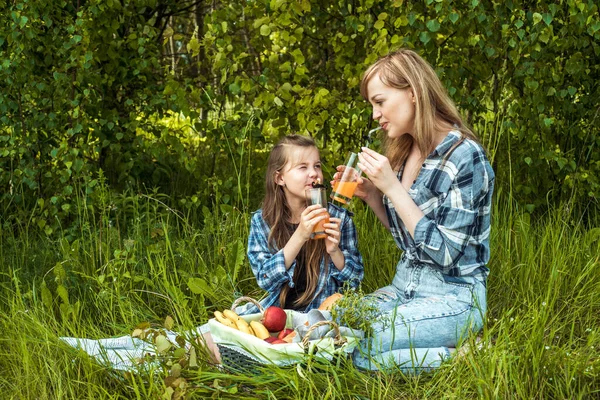 Kleine Tochter mit Eltern bei einem Picknick im Park. Mama liebt ihren Kind.Lebensstil. Glückliche Familie an einem schönen Sommertag. Zarte Beziehungen — Stockfoto