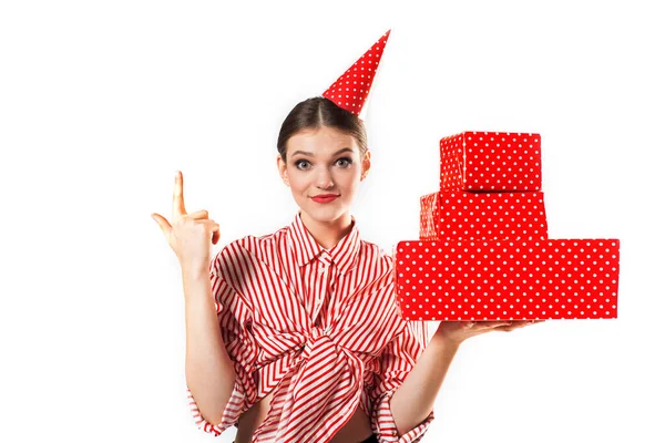 Menina alegre, festa. Linda jovem magro vestindo em uma camisa vermelha listrada, se divertindo. Muitas caixas de presente vermelhas, surpresa para o aniversário Em um fundo branco no estúdio. conceito de partido. — Fotografia de Stock