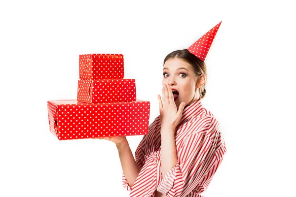 Usmívající se mladá žena v trendy pruhované červené košili se spoustou dárkových krabic. mladá dáma drží bílou papírovou dárkovou krabici s červenou stuhou. párty, narozeniny nebo Valentýn — Stock fotografie