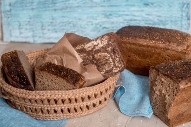 Köy ahşap masada taze pişmiş ekmek.