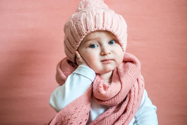 Liten flicka i stickad hatt och grå halsduk — Stockfoto