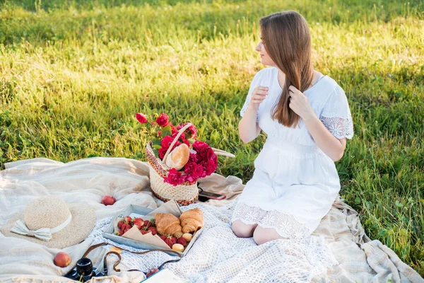 雏菊中的田野，一束花。法国风格的浪漫野餐背景。女人穿着棉衣,戴着帽子,草莓,羊角面包,毛毯上的花,俯瞰全景.户外采集概念 — 图库照片