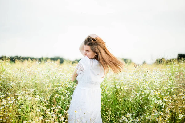快乐的女孩在迷幻的田野里,夏日的日落.穿着白色衣服。跑步和纺纱，风吹着我的头发，生活方式。自由的概念和炎热的夏天 — 图库照片