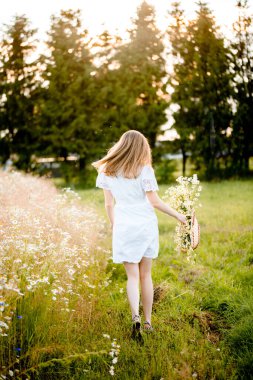 Sahada koşan beyaz elbiseli güzel bir manken kız. Özgür Mutlu Kadın. Sıcak renklerde. Seçici odak.