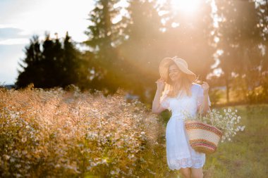 Sahada koşan beyaz elbiseli güzel bir manken kız. Özgür Mutlu Kadın. Sıcak renklerde. Seçici odak.