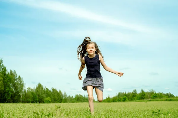 Girl, jumping field.running and jumping. happy childhood, hot summers, freedom and lifestyle. wind in hair — Stock Photo, Image
