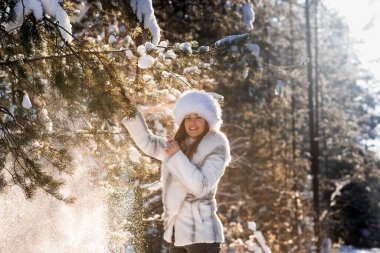 Soğuk kış ormanlarında genç bir kadının portresi.
