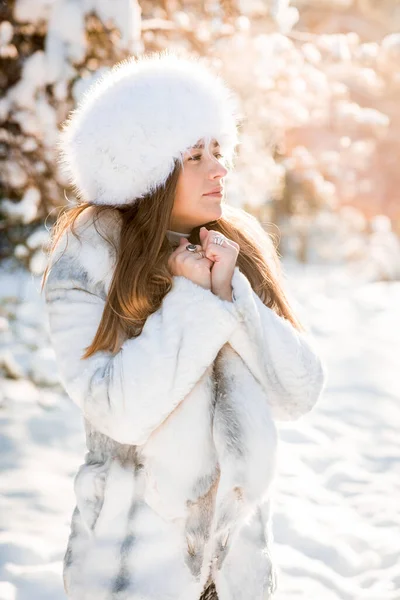 Portrait of young woman in the frosty winter forest — Stock Photo, Image