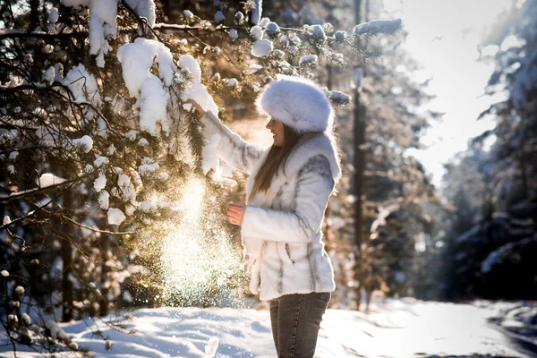 Retrato de jovem mulher na floresta gelada de inverno — Fotografia de Stock