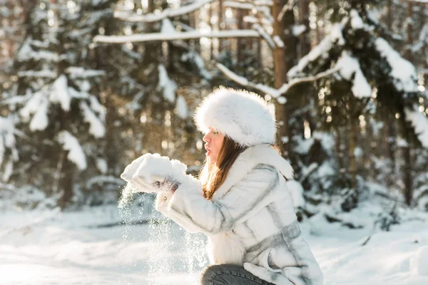 凍てつく冬の森の中の若い女性の肖像 — ストック写真