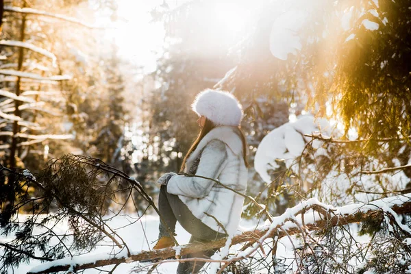 寒冷的冬季森林中年轻女子的画像 — 图库照片