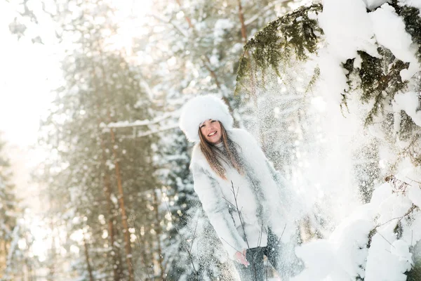 Portrait of young woman in the frosty winter forest — Stock Photo, Image