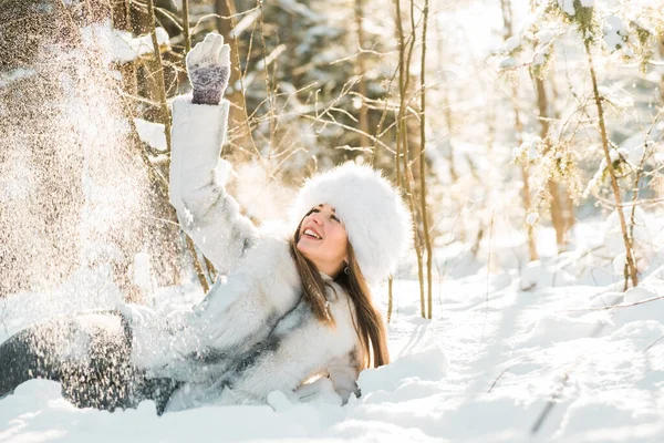 寒冷的冬季森林中年轻女子的画像 — 图库照片