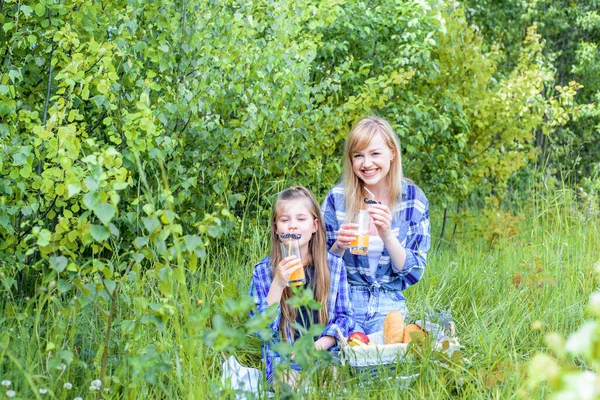 Kleine Tochter mit Eltern bei einem Picknick im Park. Mama liebt ihren Kind.Lebensstil. Glückliche Familie an einem schönen Sommertag. Zarte Beziehungen — Stockfoto