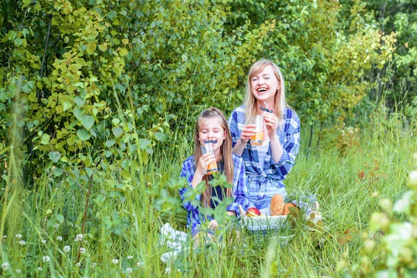 Kleine Tochter mit Eltern bei einem Picknick im Park. Mama liebt ihren Kind.Lebensstil. Glückliche Familie an einem schönen Sommertag. Zarte Beziehungen — Stockfoto