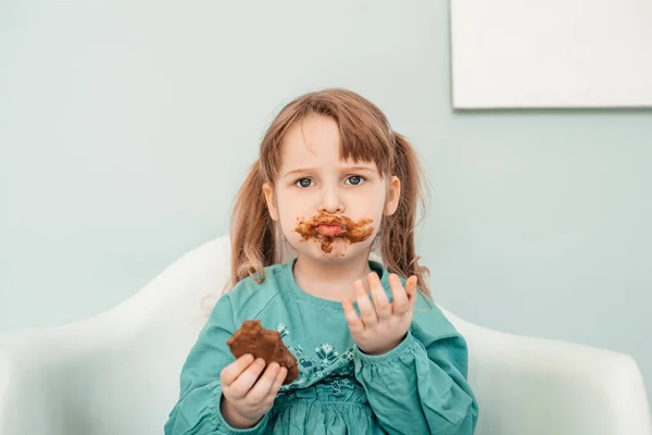 Adorável menina com rosto coberto de chocolate — Fotografia de Stock