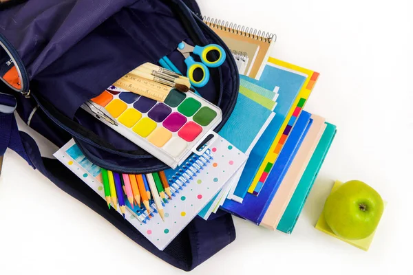 De vuelta al concepto escolar. Apilado de cuadernos y lápices escolares. Accesorios de estudios escolares y estudiantiles. —  Fotos de Stock