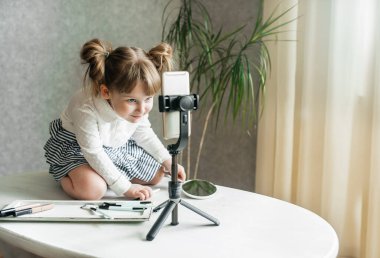 Kafkas bebek video blogcusu, telefon tripodunda..