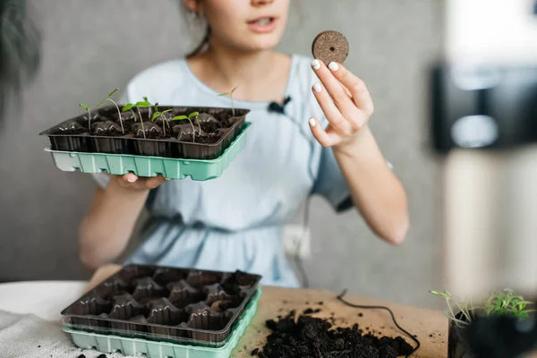 Young girl blogger is broadcasting live gardening. Ecology and blogging concept — Foto de Stock