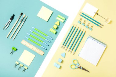 Okul araçları mavi ve sarı arkaplan görünümlü. Okula dönüş, okul gereçleri - kalemler ve boyalar, cetvel ve silgi, ataç ve makas, not defterleri ve defterler