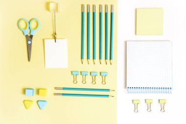 okul araçları mavi ve sarı arka plan üst görünüm knoling. Okula dönüş, okul gereçleri - kalemler ve boyalar, cetvel ve silgi, ataç ve makas, not defterleri ve defterler