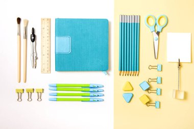 okul araçları mavi ve sarı arka plan üst görünüm knoling. Okula dönüş, okul gereçleri - kalemler ve boyalar, cetvel ve silgi, ataç ve makas, not defterleri ve defterler