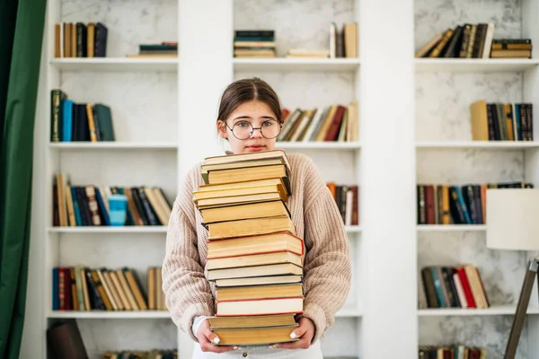 Студентська дівчина старанно вчиться в бібліотеці — стокове фото