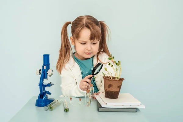Conceito de educação. Menina pequena olhar para os microscópios no laboratório. — Fotografia de Stock