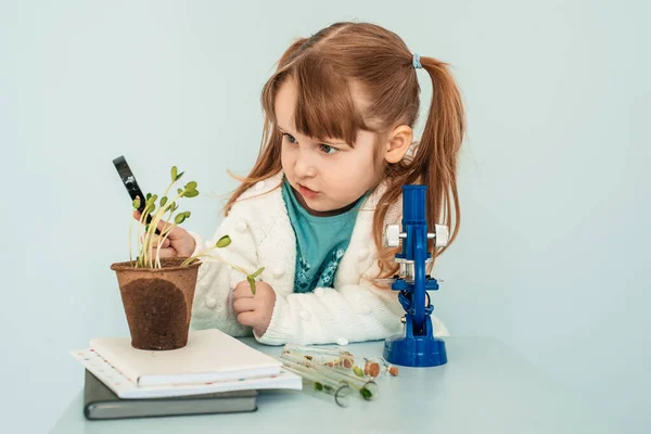 Conceito de educação. Menina pequena olhar para os microscópios no laboratório. — Fotografia de Stock