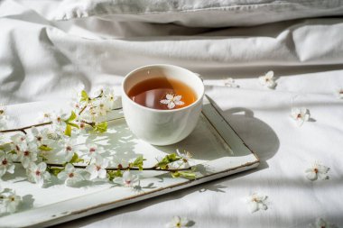 Çay fincanıyla renkli parlak çiçek deseni. Düz yatıyordu.