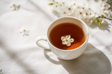 Çay fincanıyla renkli parlak çiçek deseni. Düz yatıyordu.