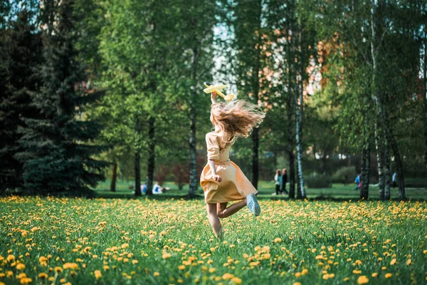 快乐的情绪甜美的女孩在田里跳舞和玩飞机。自由和夏天的概念 — 图库照片