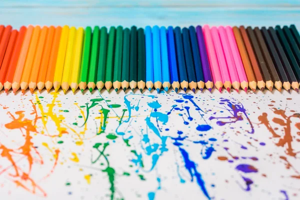 Barevné tužky různých barev, barevné pozadí — Stock fotografie