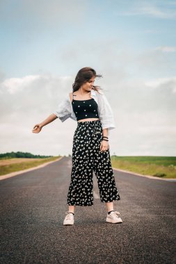 Genç kız yolda dans ediyor. özgürlük nesli z