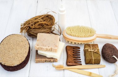 Sıfır atık yatıyordu. Doğal bambu diş fırçaları, tahta fırçalar, beyaz ahşap üzerinde. yeşil lavanta. Eko ürünler plastiksiz