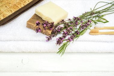 Sıfır atık yatıyordu. Doğal bambu diş fırçaları, tahta fırçalar, beyaz ahşap üzerinde. yeşil lavanta. Eko ürünler plastiksiz