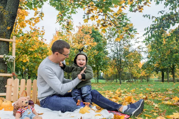 秋の公園の父と息子。アクティブゲーム. — ストック写真