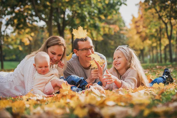 Familia feliz en otoño picnic en el parque — Foto de Stock