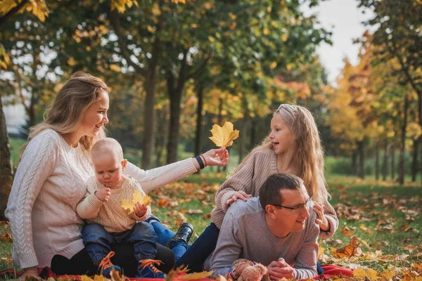 Familia feliz en otoño picnic en el parque — Foto de Stock