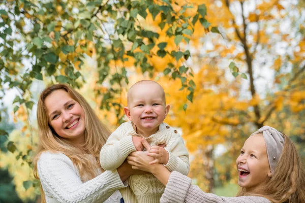 Glückliche Familie im Herbstpark. Mutter und Tochter spazieren im Park — Stockfoto