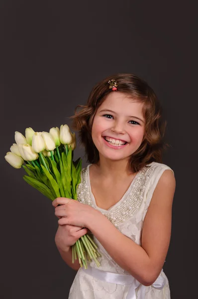 Porträtt av en söt flicka med blommor — Stockfoto