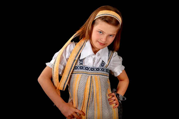 Porträtt av en rysk flicka i nationella klänning och bagels — Stockfoto
