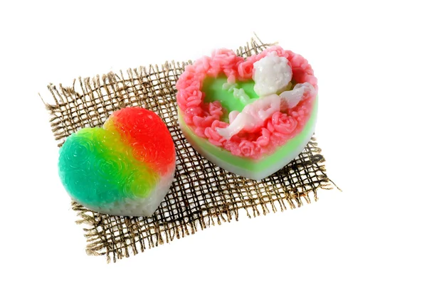 Sabão feito à mão na forma de um coração e rosa em um guardanapo — Fotografia de Stock